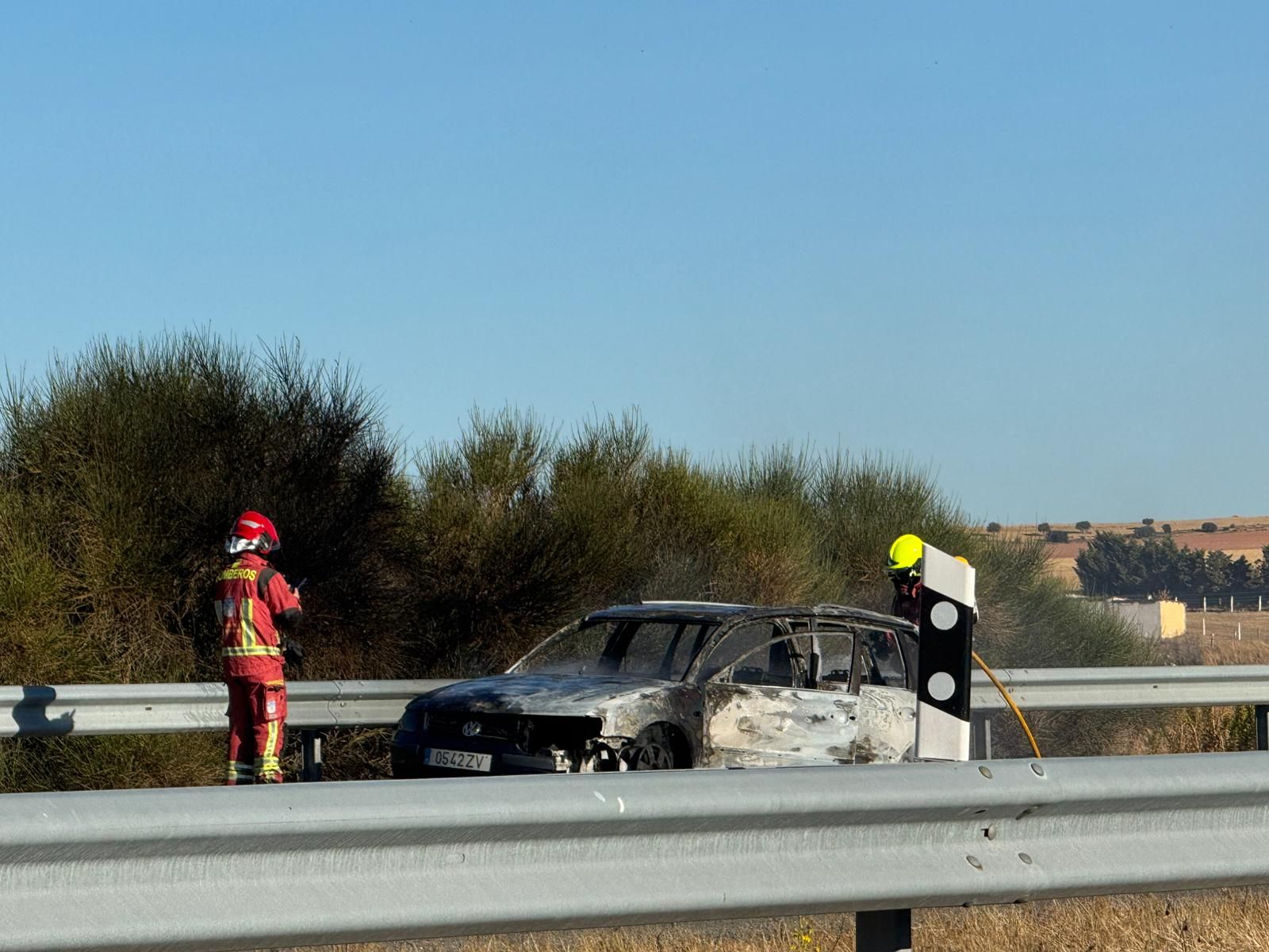 Un coche echa a arder en la autovía y moviliza a bomberos y Guardia Civil