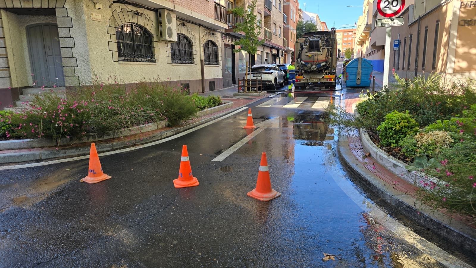 Una tubería revienta entre las calles Plateros y Transportistas