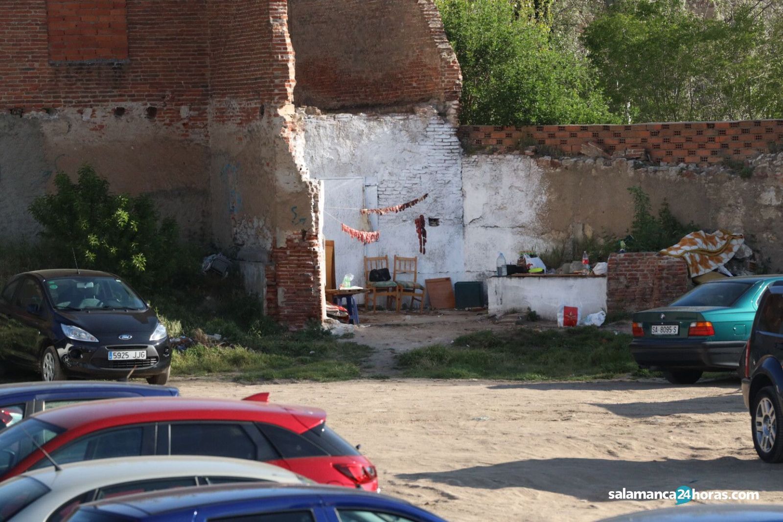 LA IMAGEN | Carne colgada al sol en el recoveco de un descampado de Salamanca
