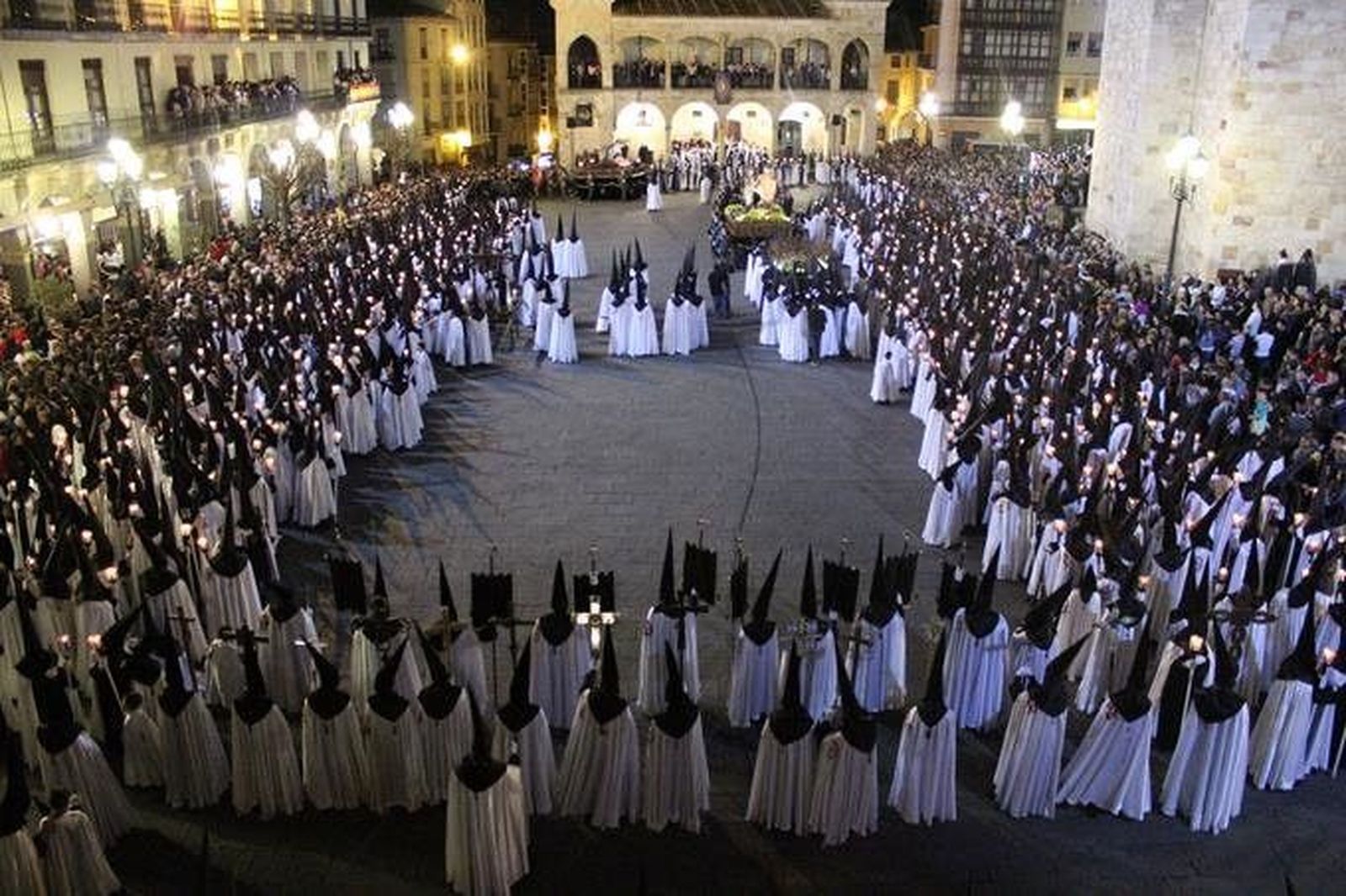 La Hermandad de Jesús en su Tercera Caída desfila en su 75 aniversario La Hermandad de Jesús en su Tercera Caída desfila en su 75 aniversario
