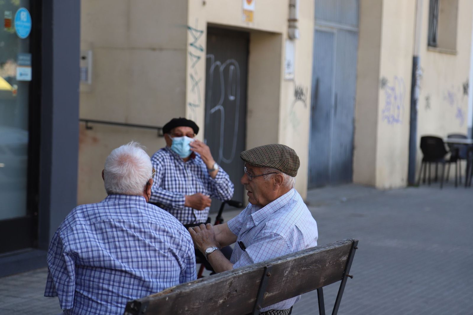 Dos personas mayores conversan