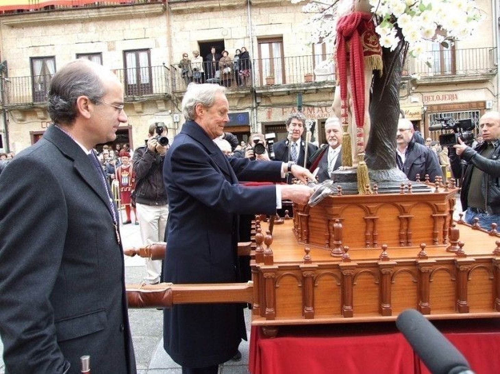 Izquierda Unida trata de impedir que alcalde y concejales participen en actos religiosos
