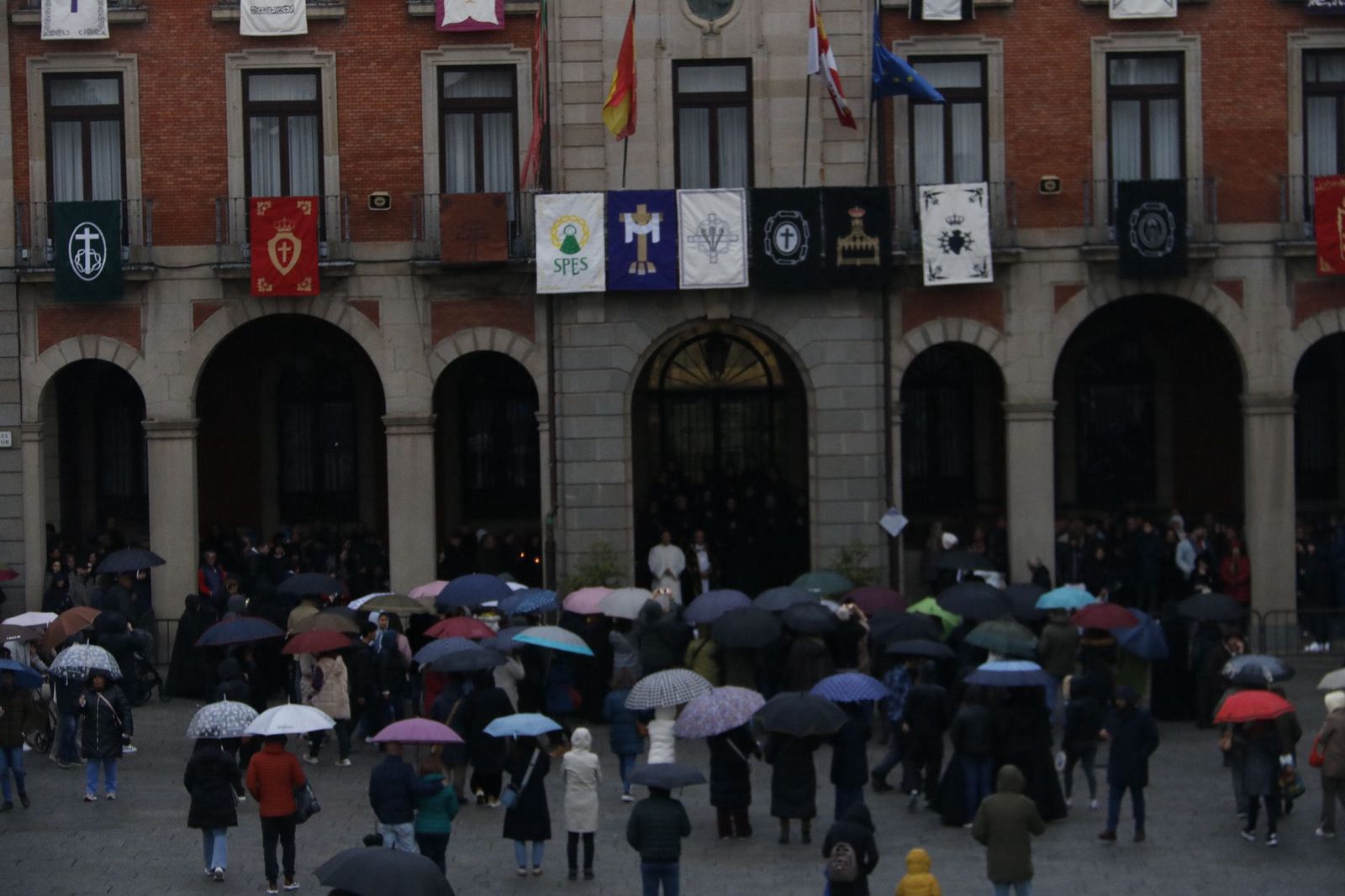 suspension-de-la-procesion-de-la-virgen-de-la-soledad-60