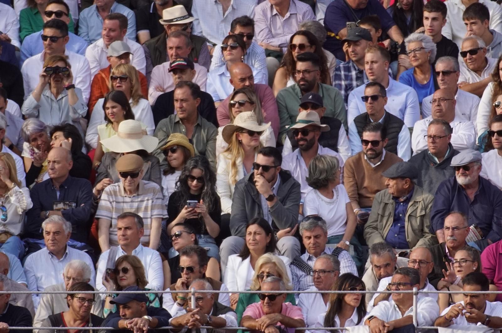 resumen-fotografico-del-ambiente-en-los-tendidos-de-la-glorieta-durante-la-corrida-concurso-22-de-septiembre-fotos-juanes-75