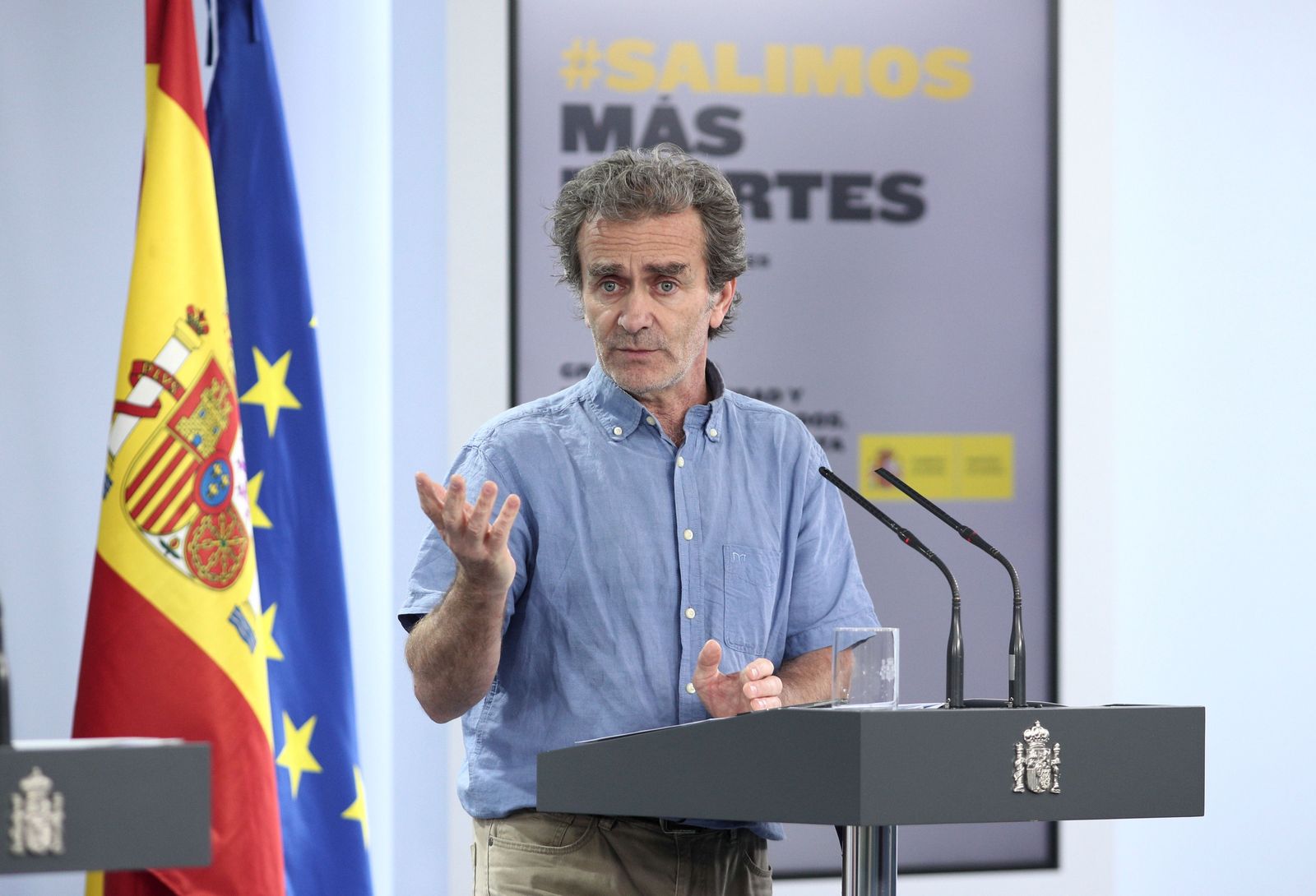 El director del Centro de Coordinación de Alertas y Emergencias Sanitarias (CCAES), Fernando Simón a su llegada a la comparecencia en Moncloa, acompañado por el ministro de Sanidad, Salvador Illa, El director del Centro de Coordinación de Alertas y Emergencias Sanitarias (CCAES), Fernando Simón a su llegada a la comparecencia en Moncloa, acompañado por el ministro de Sanidad, Salvador Illa,