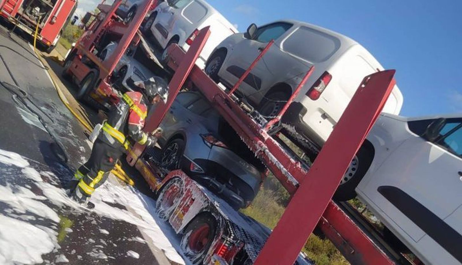 un camion comienza a arder en la a 52