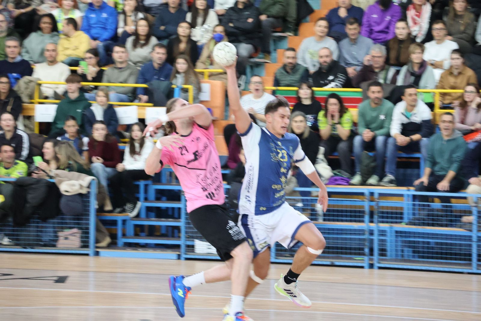 GALERÍA | El BM Zamora se juega consolidar el liderazgo frente a los asturianos del Auto-Center Principado Vetusta