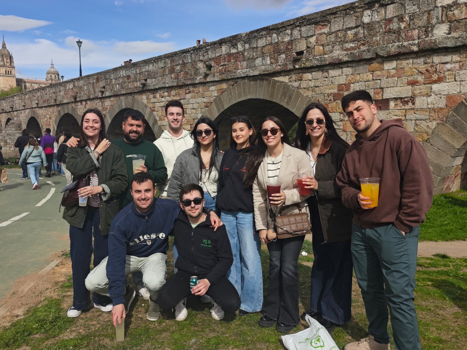 Un multitudinario Lunes de Aguas en Salamanca llena la ribera del Tormes