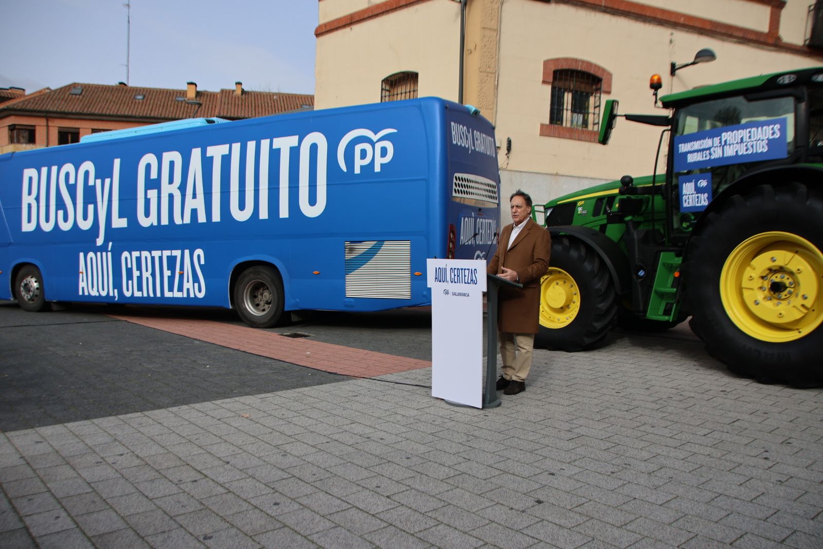 Mañueco presenta su caravana de vehículos en Salamanca