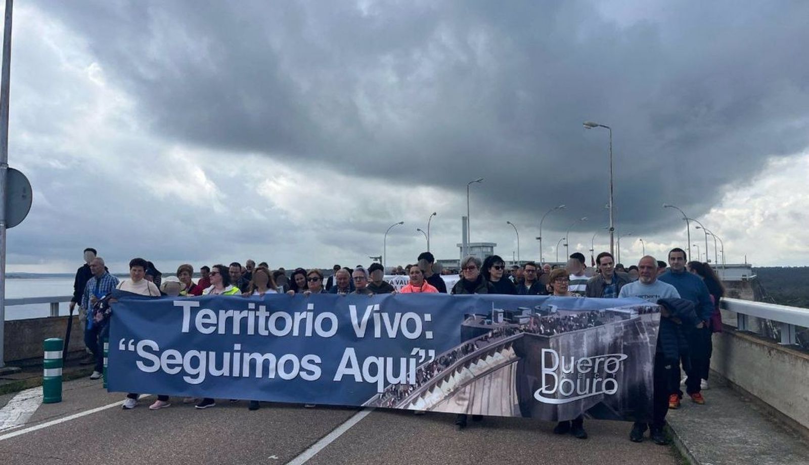 Protesta cadena humana en la presa de La Almendra. Foto Agencia Europa Press