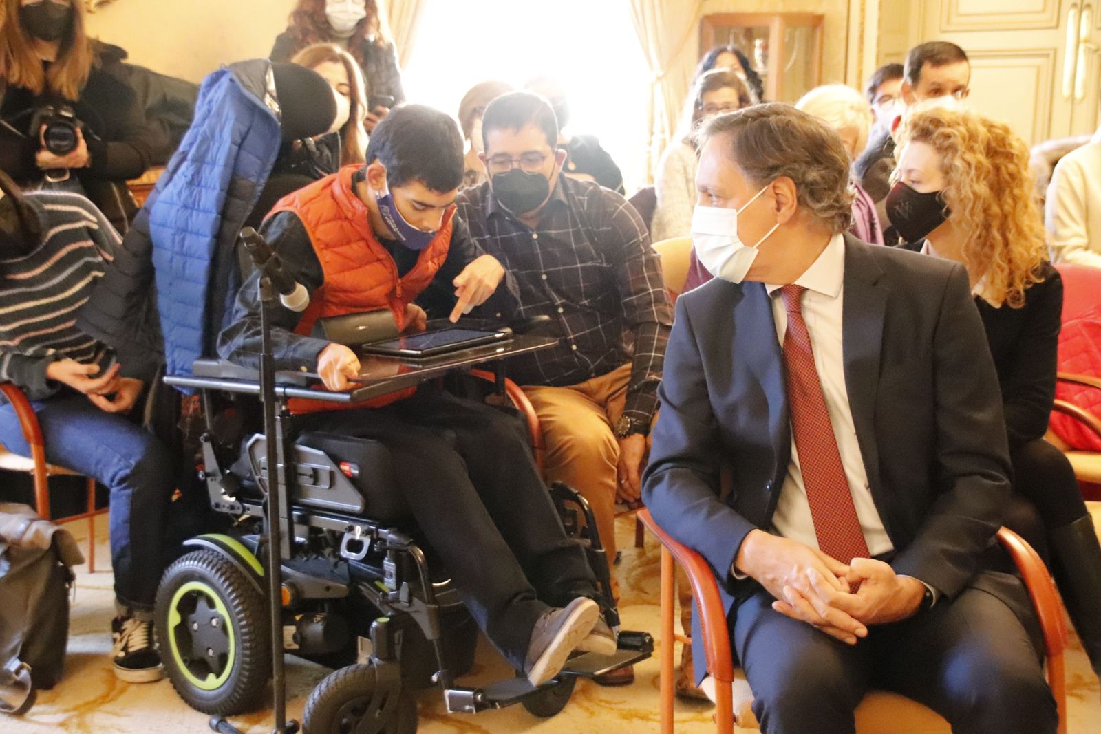 Carlos García Carbayo, recibe a las asociaciones incluidas en la Mesa de Promoción de la Salud en Discapacidad Intelectual y Salud Mental.