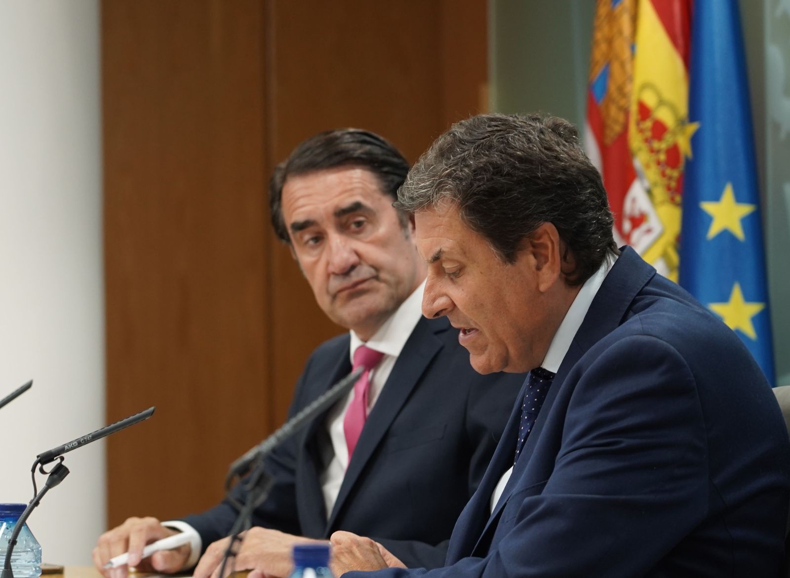 El consejero de Economía y Hacienda y portavoz de la Junta, Carlos Fernández Carriedo; el de Medio Ambiente, Vivienda y Ordenación del Territorio, Juan Carlos Suárez-Quiñones; y el de Cultura, Turismo y Deporte, Gonzalo Santonja, comparecen en rueda de prensa posterior al Consejo de Gobierno. ICAL El consejero de Economía y Hacienda y portavoz de la Junta, Carlos Fernández Carriedo; el de Medio Ambiente, Vivienda y Ordenación del Territorio, Juan Carlos Suárez-Quiñones; y el de Cultura, Turismo y Deporte, Gonzalo Santonja, comparecen en rueda de prensa posterior al Consejo de Gobierno. ICAL