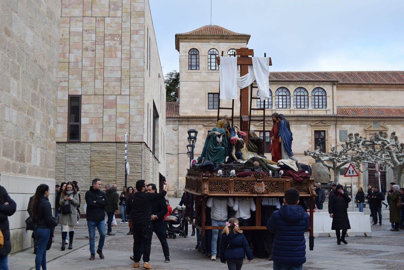 traslado-de-los-pasos-de-semana-santa-a-la-carpa-14