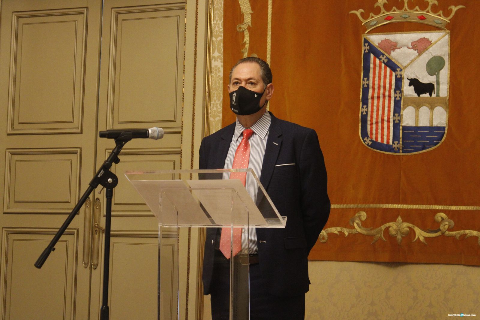 Las personas con movilidad reducida que no vivan en Salamanca ya pueden pedir la tarjeta para aparcar gratis en la zona ORA de la capital charra