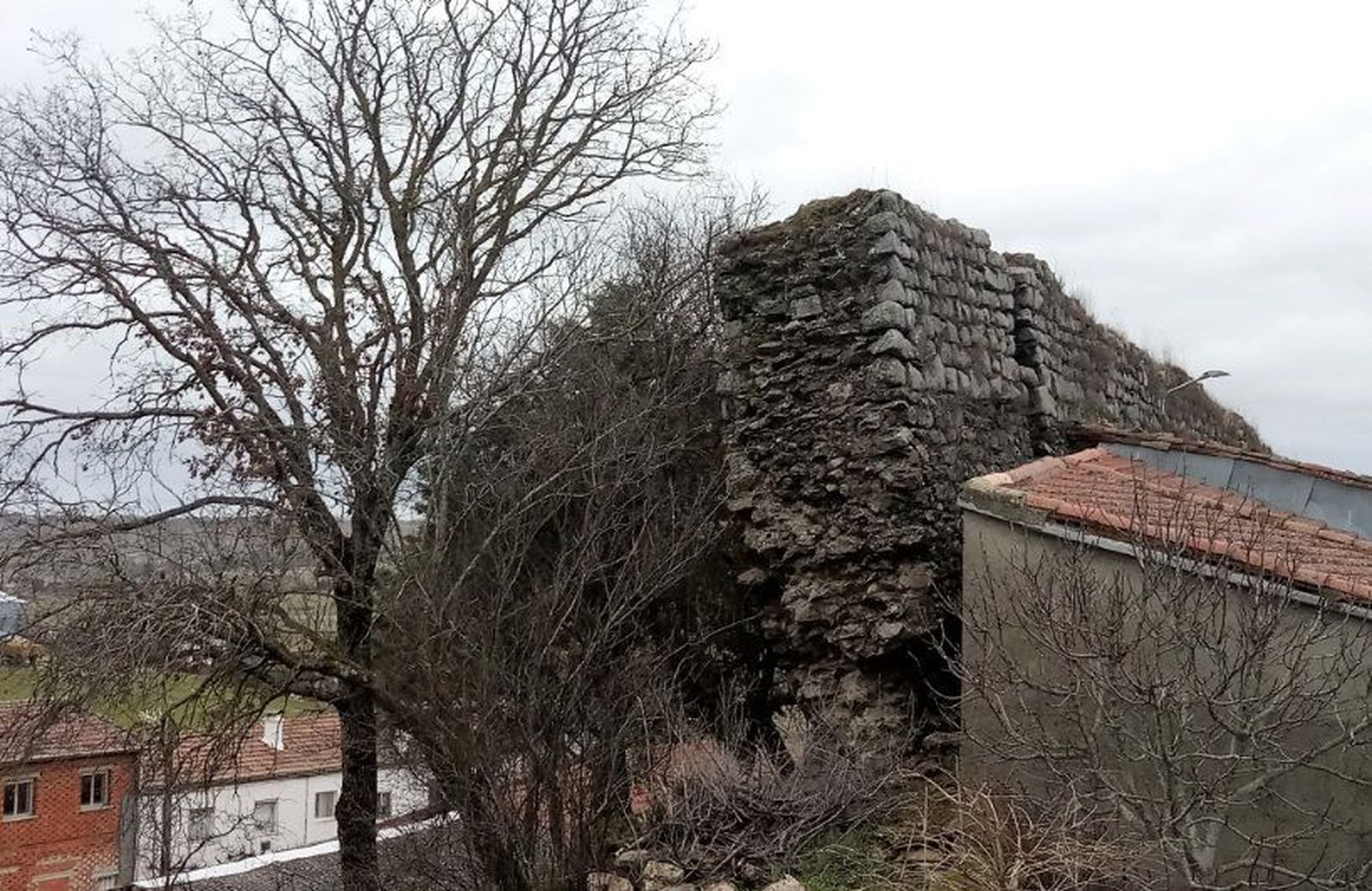 Tramo de la muralla de Monleón a punto de caer