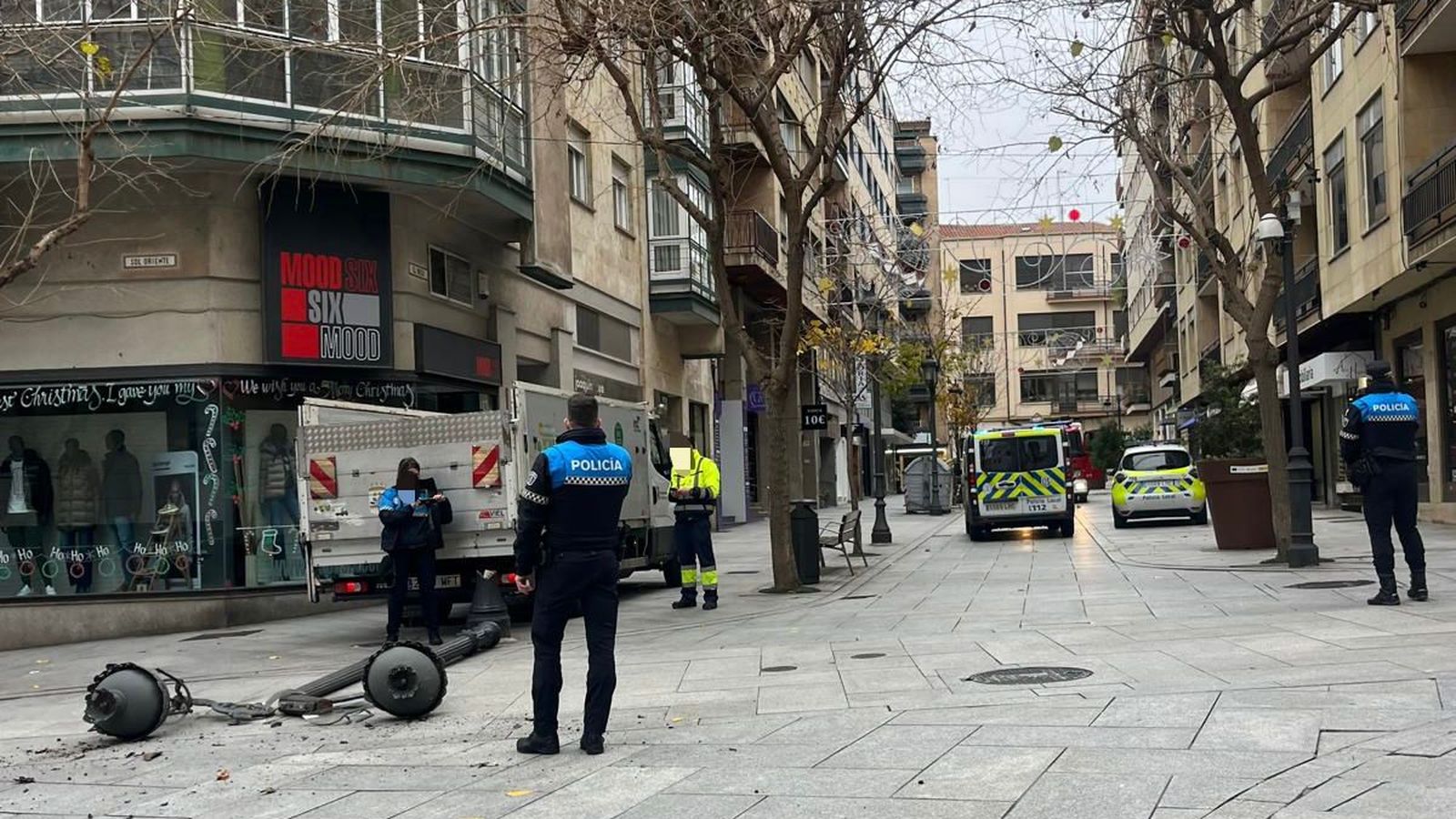 Los bomberos sofocan un incendio con papeles y cartones en un portal de la calle Arco