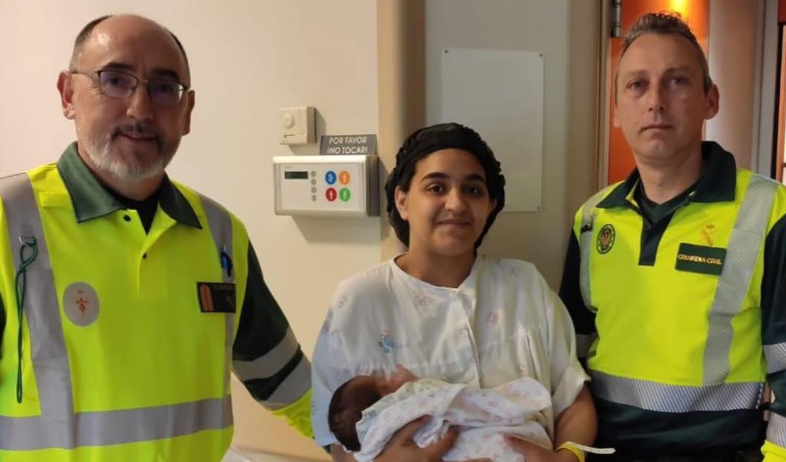 El reencuentro entre los agentes de la Guardia Civil y el pequeño Atila tras nacer en plena autovía de Zamora