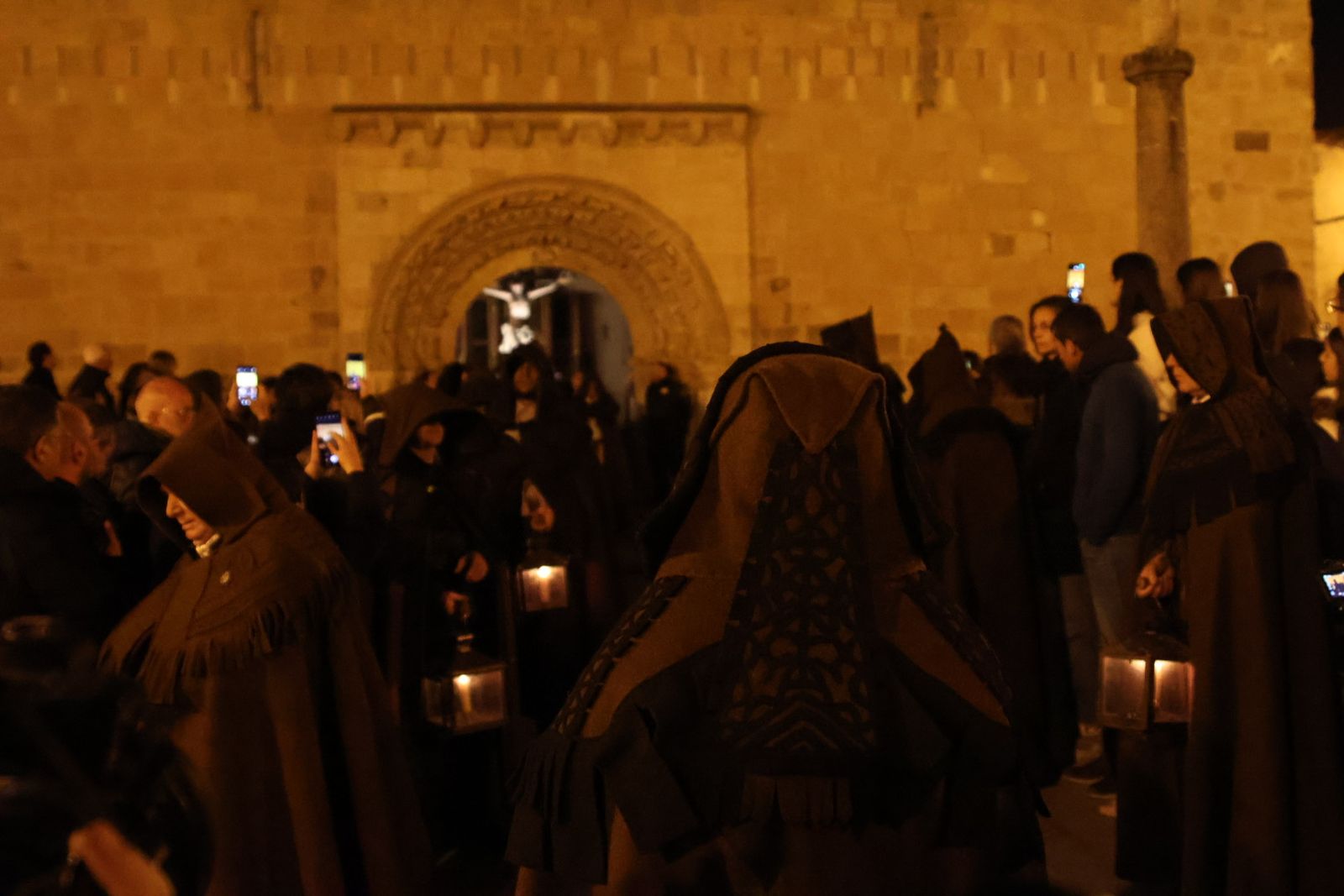 GALERÍA | Revive en imágenes la procesión de las Capas Pardas