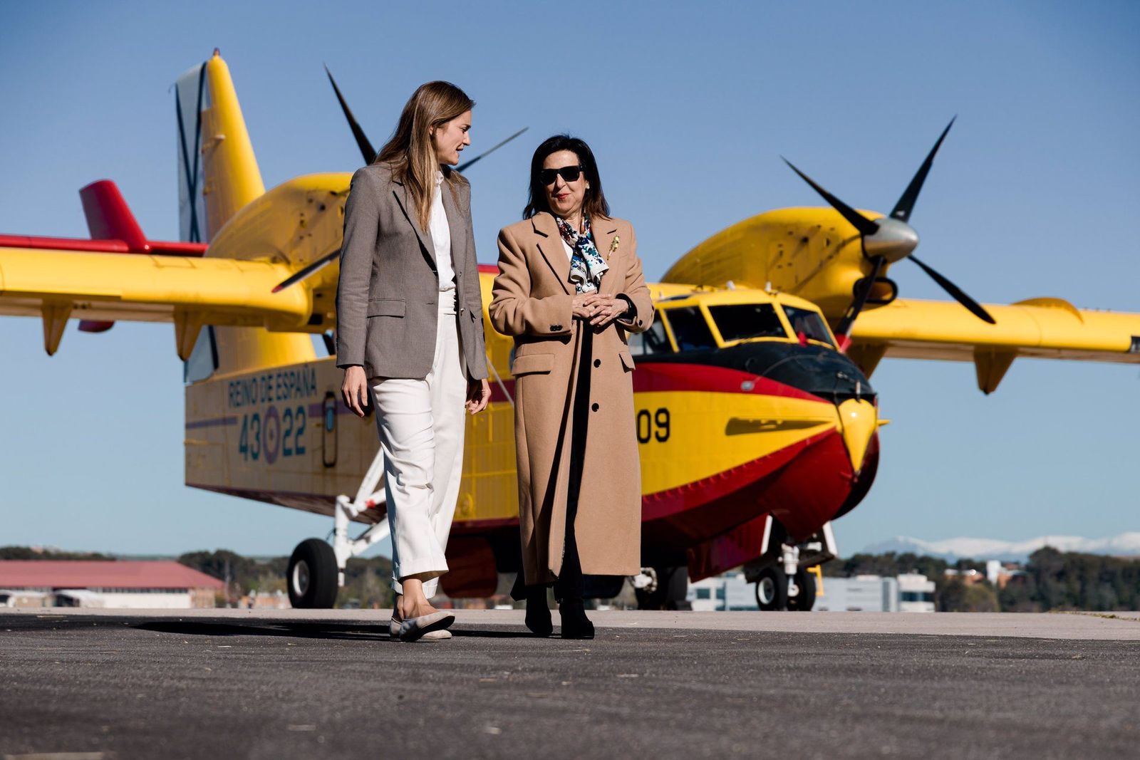 La vicepresidenta tercera y ministra para la Transición Ecológica y Reto Demográfico, Sara Aagesen (i), y la ministra de Defensa, Margarita Robles (d), durante su visita al 43 Grupo de Fuerzas Aéreas de la Base Aérea de Torrejón, a 23 de abril de 2025, en - Carlos Luján - Europa Press