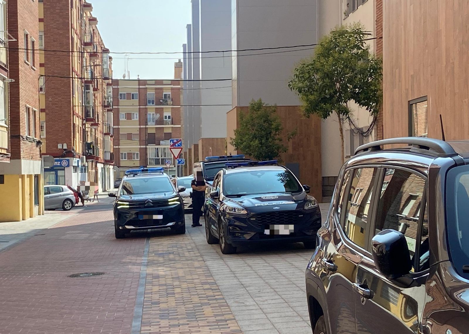 Policía Nacional en la casa de los okupas de la calle Crisantemos - S24H