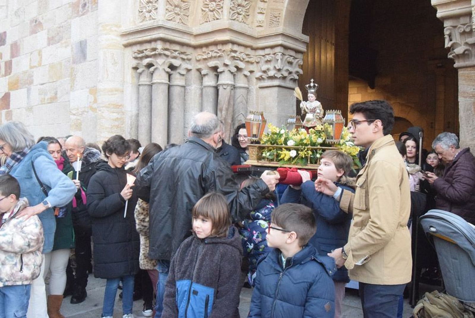 las-candelas-vuelven-a-unir-la-iglesia-de-san-juan-con-la-de-san-vicente-55