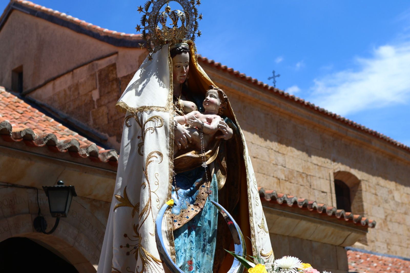 La devoción llena Villamayor en la salida procesional de Nuestra Señora de los Remedios