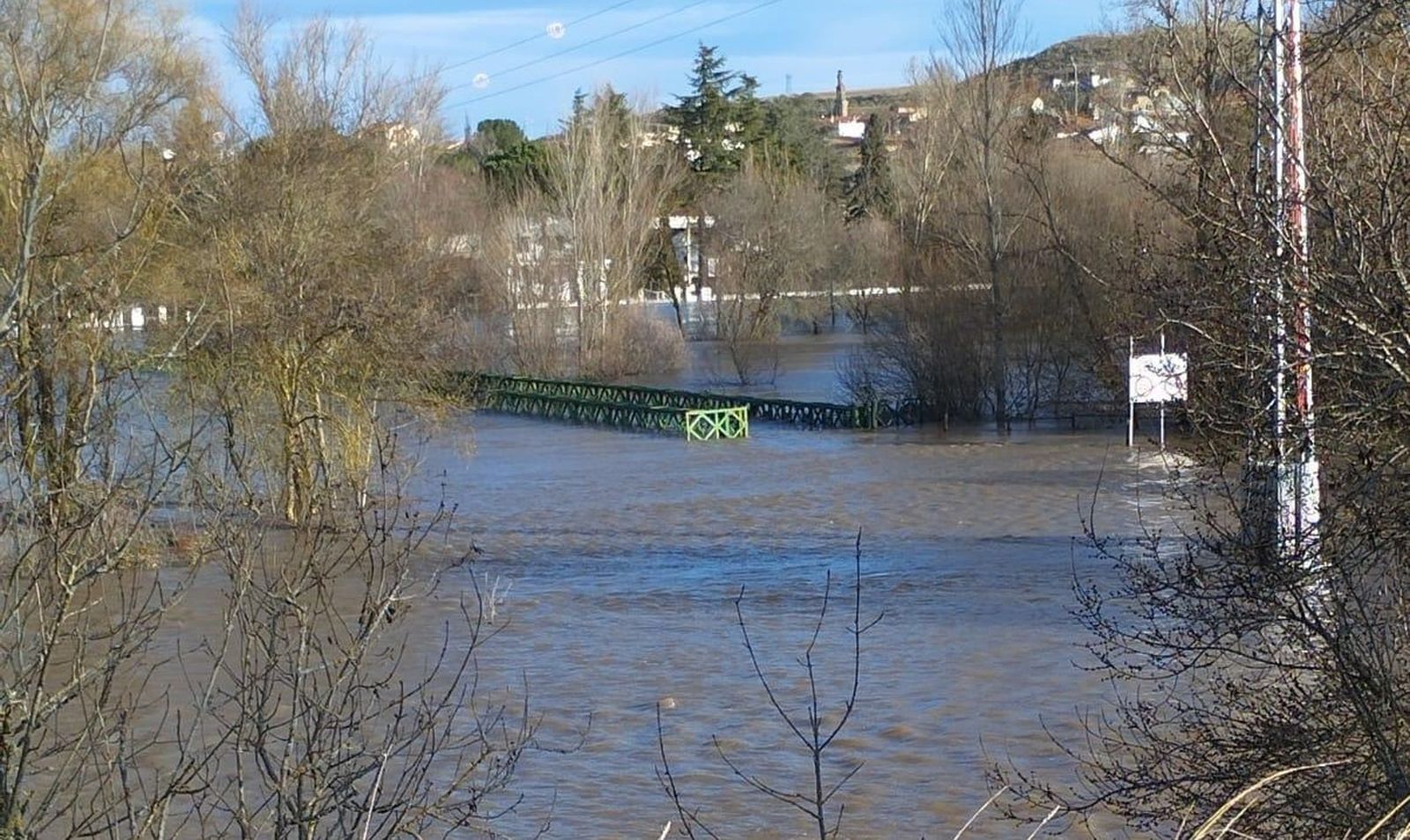 Inundación en Almenara con el puente Bailey cubierto.jpeg
