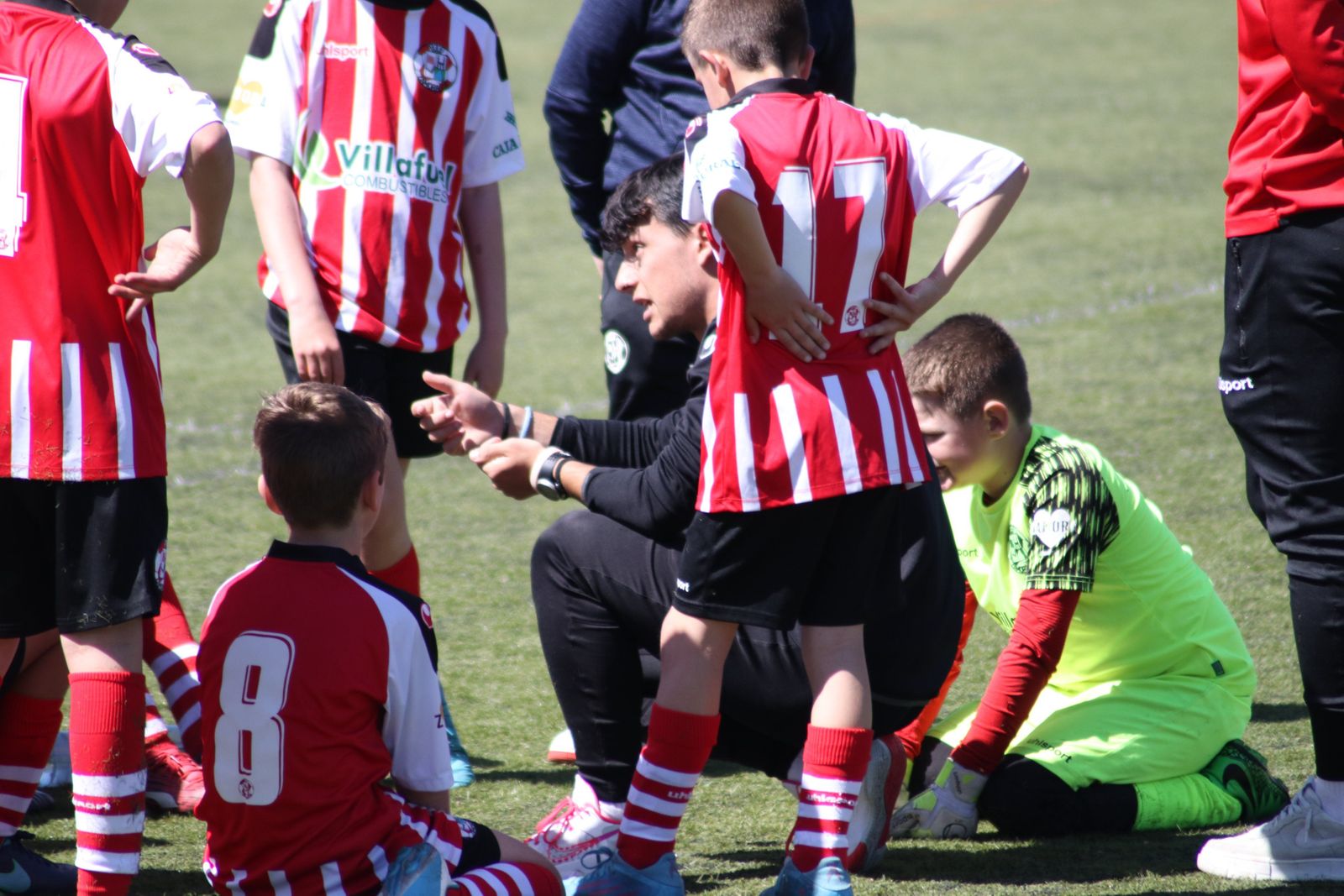 Un entrenador de la cantera del Zamora CF explica la situación a sus jugadores