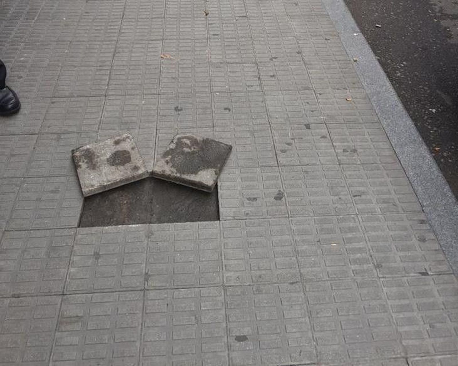 Ciudadanos urge al equipo de gobierno a arreglar las baldosas de la calle Santa Teresa