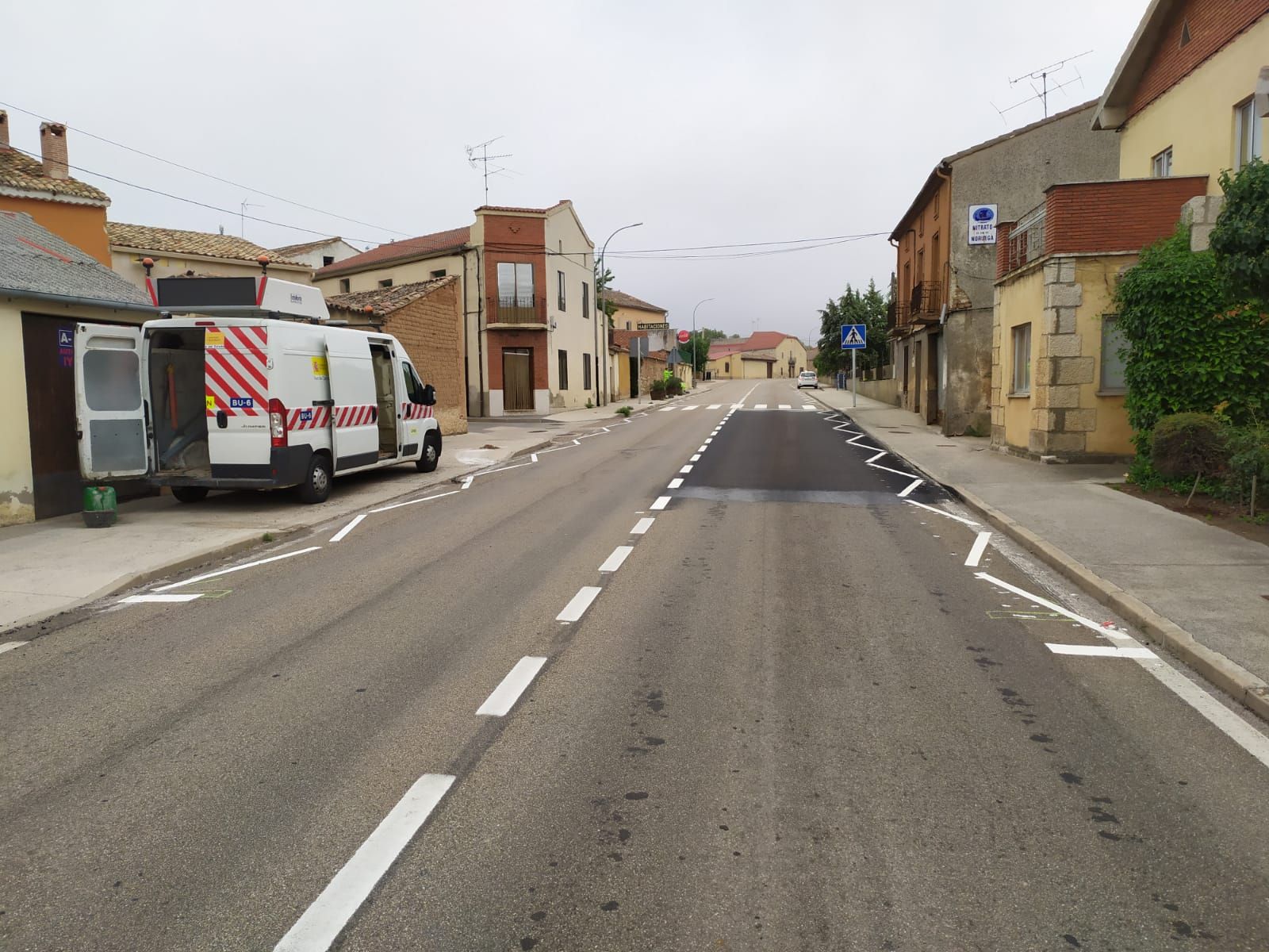 Líneas de borde quebradas, nueva marca vial de la DGT. Foto vía Twitter Ministerio Transportes, Movilidad y A. Urbana