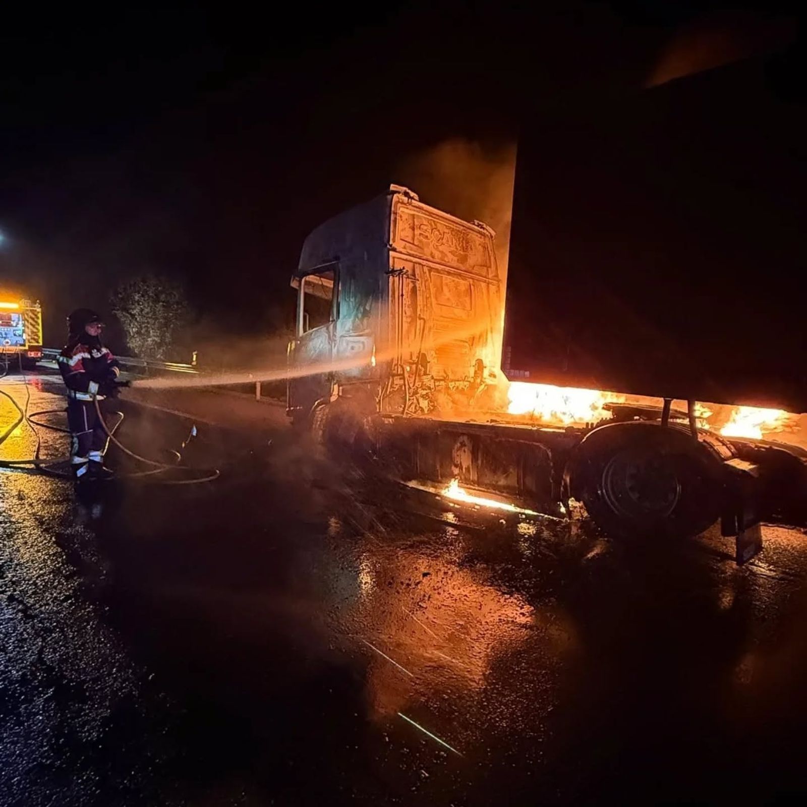 GALERÍA | Arde un camión en la A-52 en Zamora