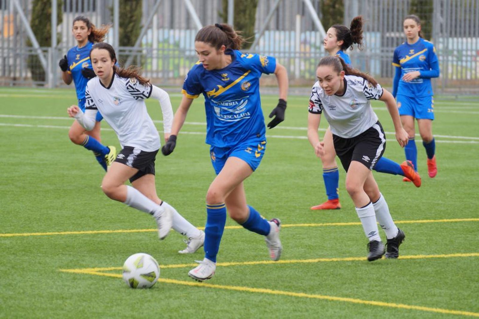 Lama y Alba Moras persiguen a una rival.