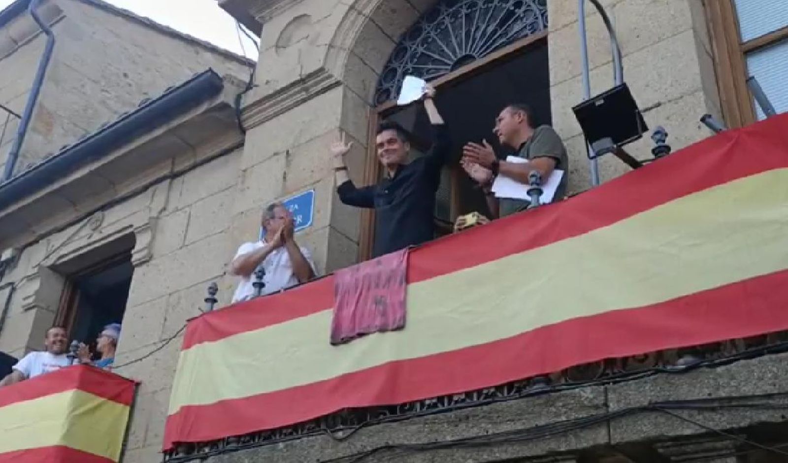 Álex Clavero desde el Balcón del Ayuntamiento de Fermoselle