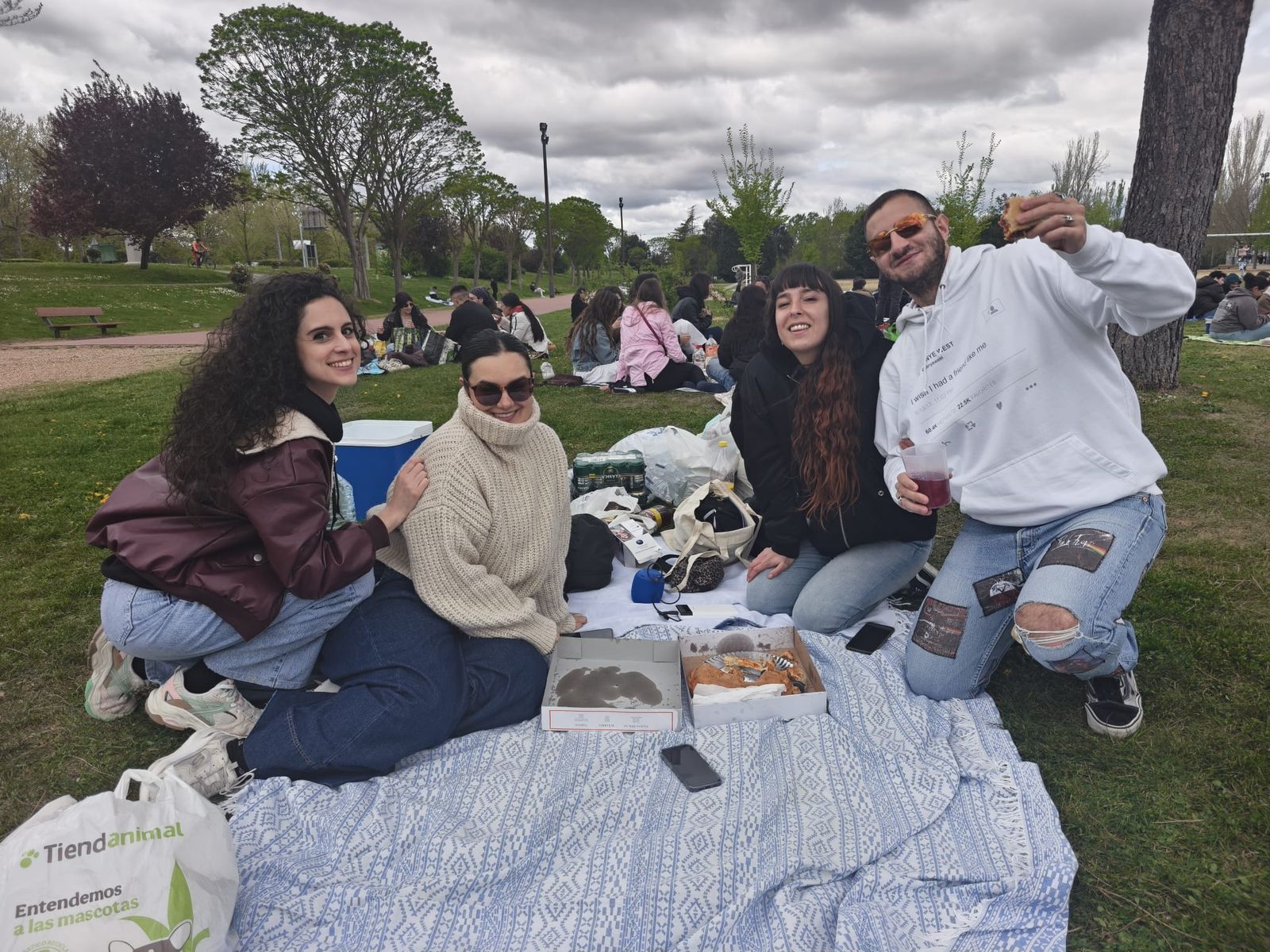 Un multitudinario Lunes de Aguas en Salamanca llena la ribera del Tormes
