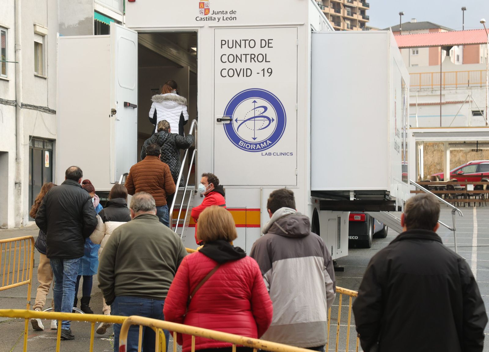 Campaña de test de antígenos para diagnóstico de la Covid  19 en una unidad móvil contratada por la Consejería de Sanidad, en Béjar y Guijuelo | Agencia ICAL