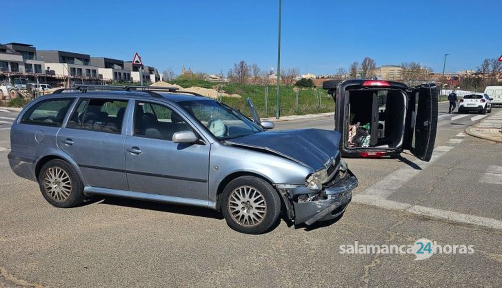 Un vehículo volcado tras chocar dos turismos en La Fontana