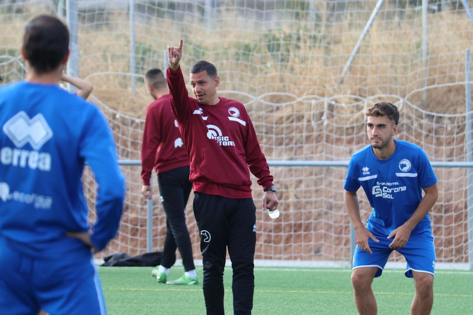 Dani Llácer da instrucciones en un entrenamiento | FOTO SALAMANCA24HORAS.COM Dani Llácer da instrucciones en un entrenamiento | FOTO SALAMANCA24HORAS.COM