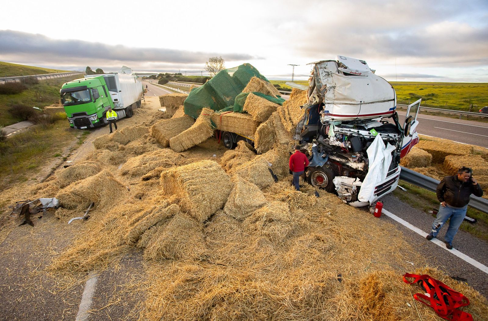 Atrapado el conductor de un camión tras colisionar con otro en la A 62, a la altura de Ciudad Rodrigo (2). Foto Vicente ICAL