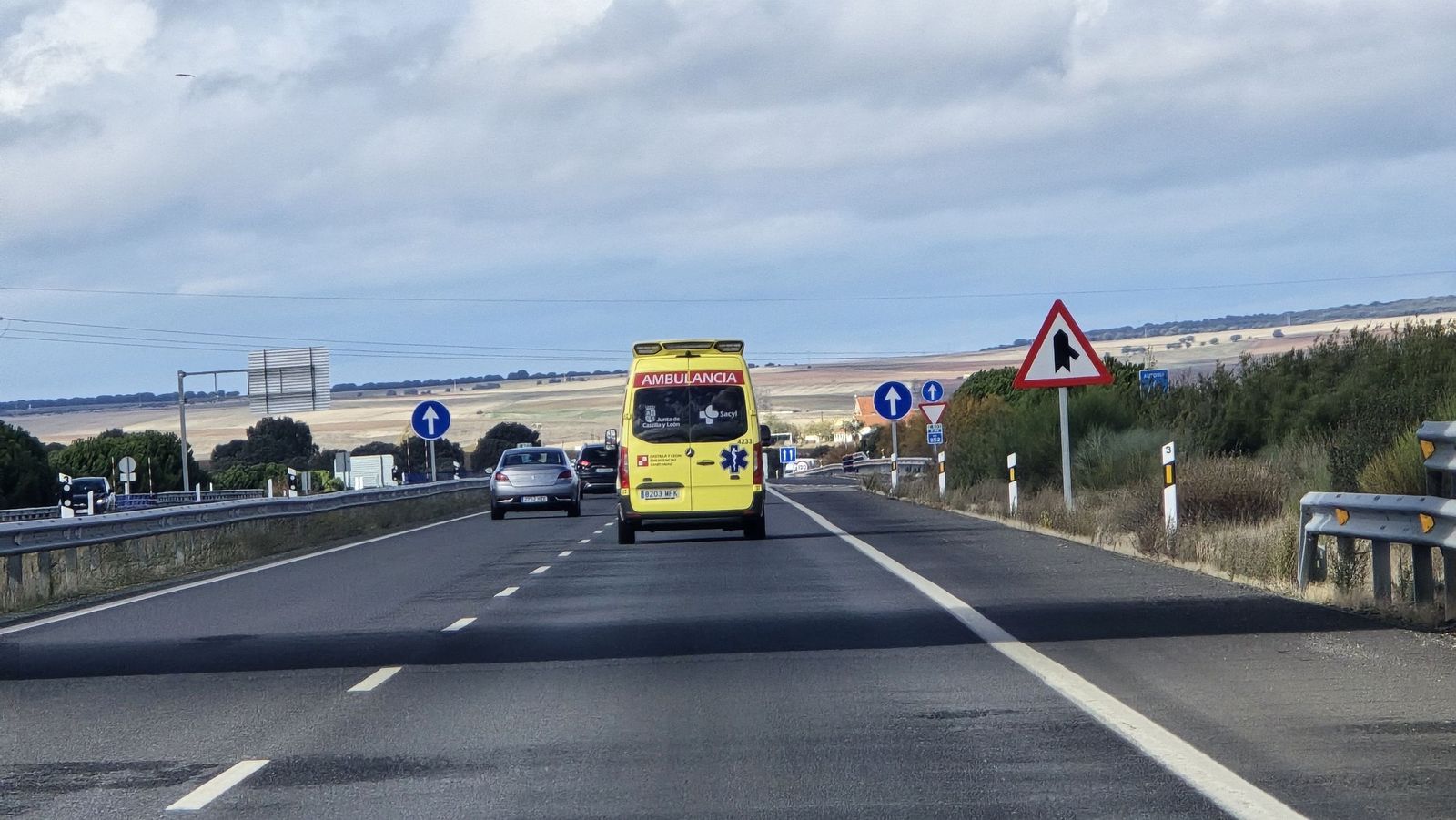 Ambulancia en la A66 a la altura de Mozárbez