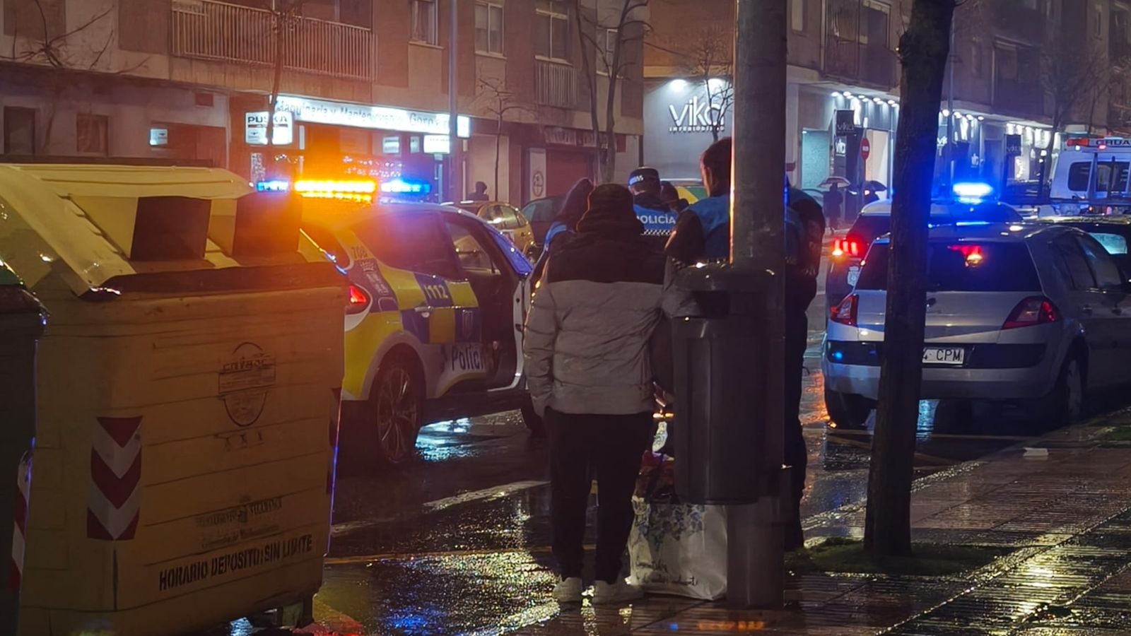 Varias patrullas de la Policía Local y Nacional en el paseo de la Estación inspeccionando el vehículo al que habían intentado acceder