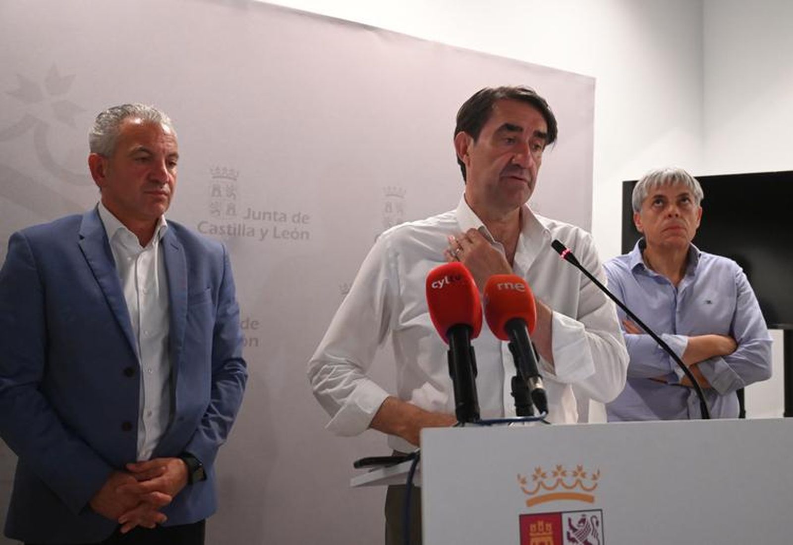 El consejero de Medio Ambiente, Juan Carlos Suárez-Quiñones, y el delegado del Gobierno, Nicanor Sen, comparecen tras la celebración del CECOPI en León