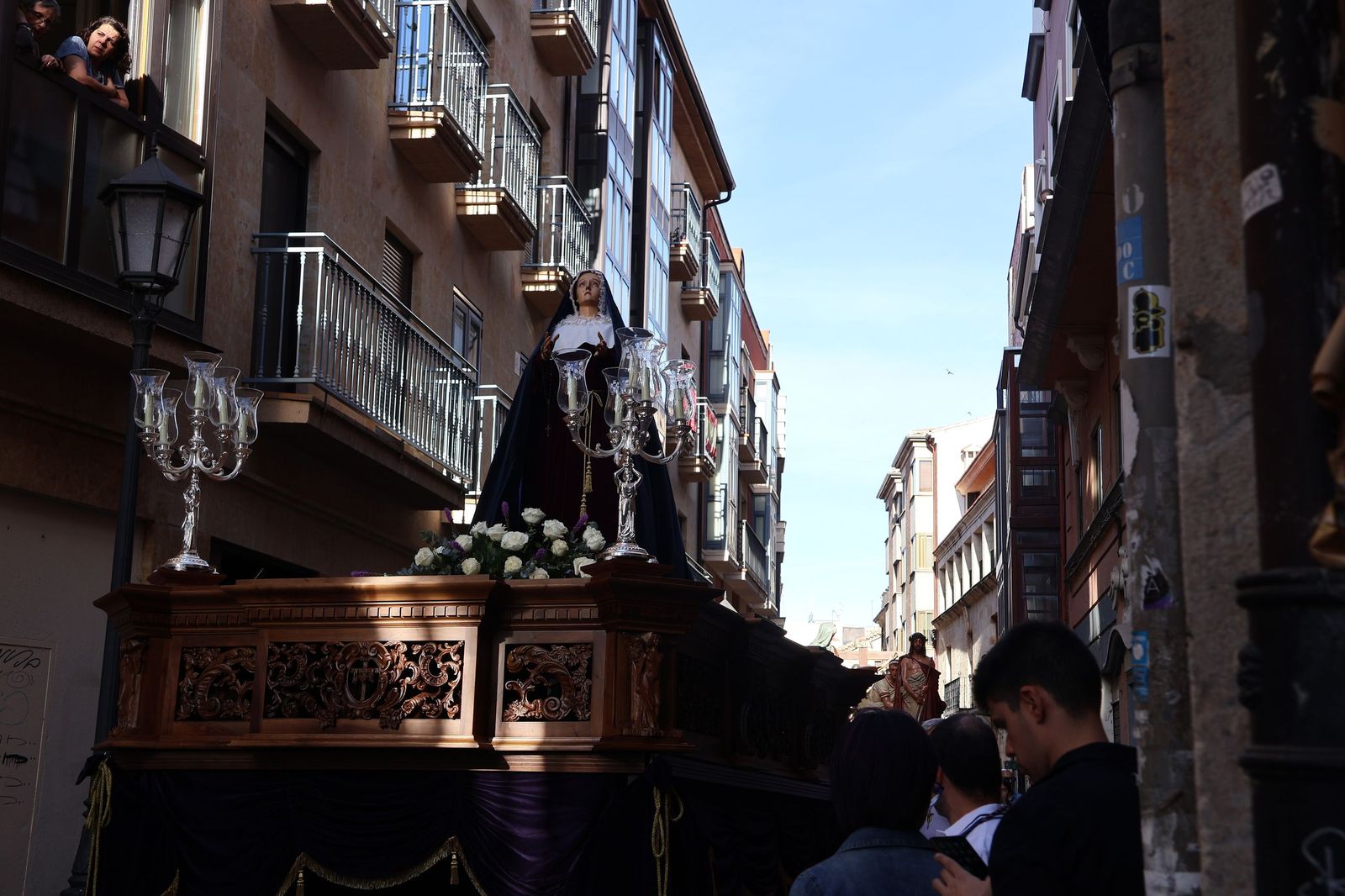 La Exaltación de la Cruz procesiona por las calles de Zamora rumbo a la carpa de San Bernabé