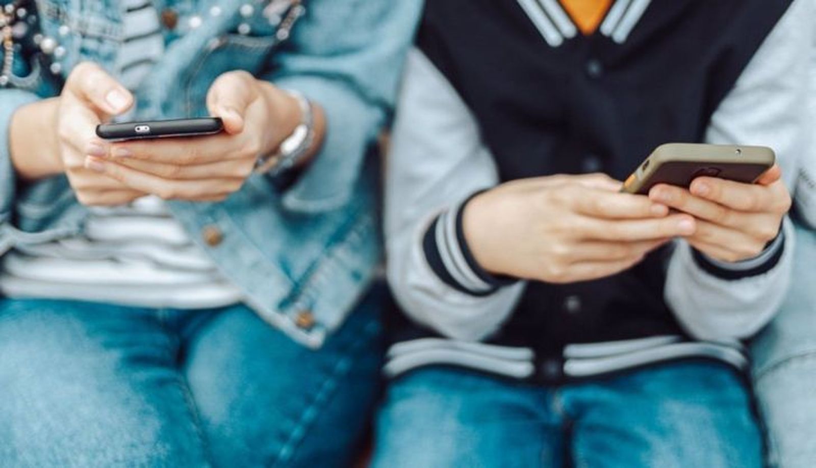 Adolescentes con el móvil | EP