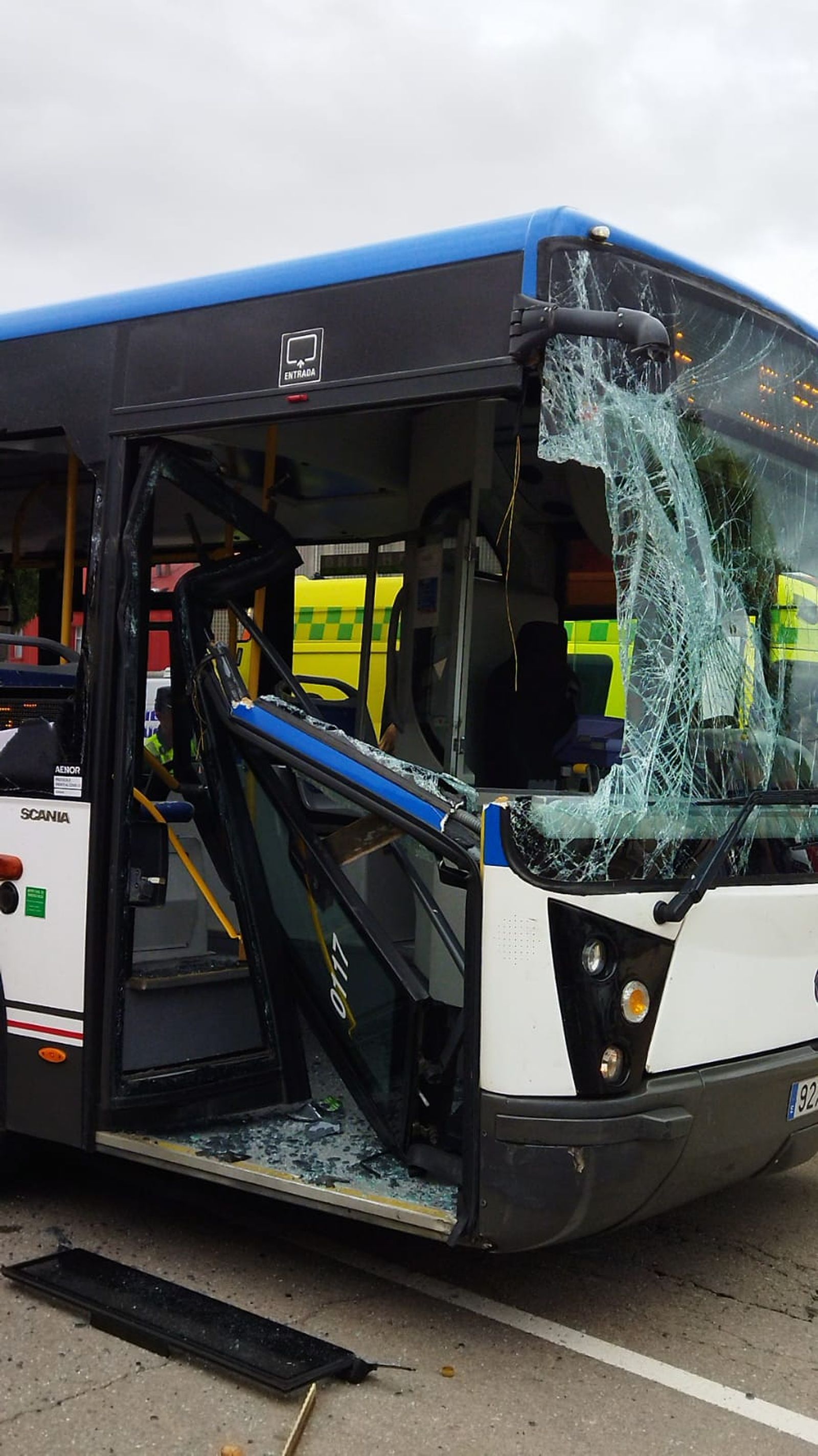 Un bus de Avanza choca contra una caseta en Villares de la Reina (1)