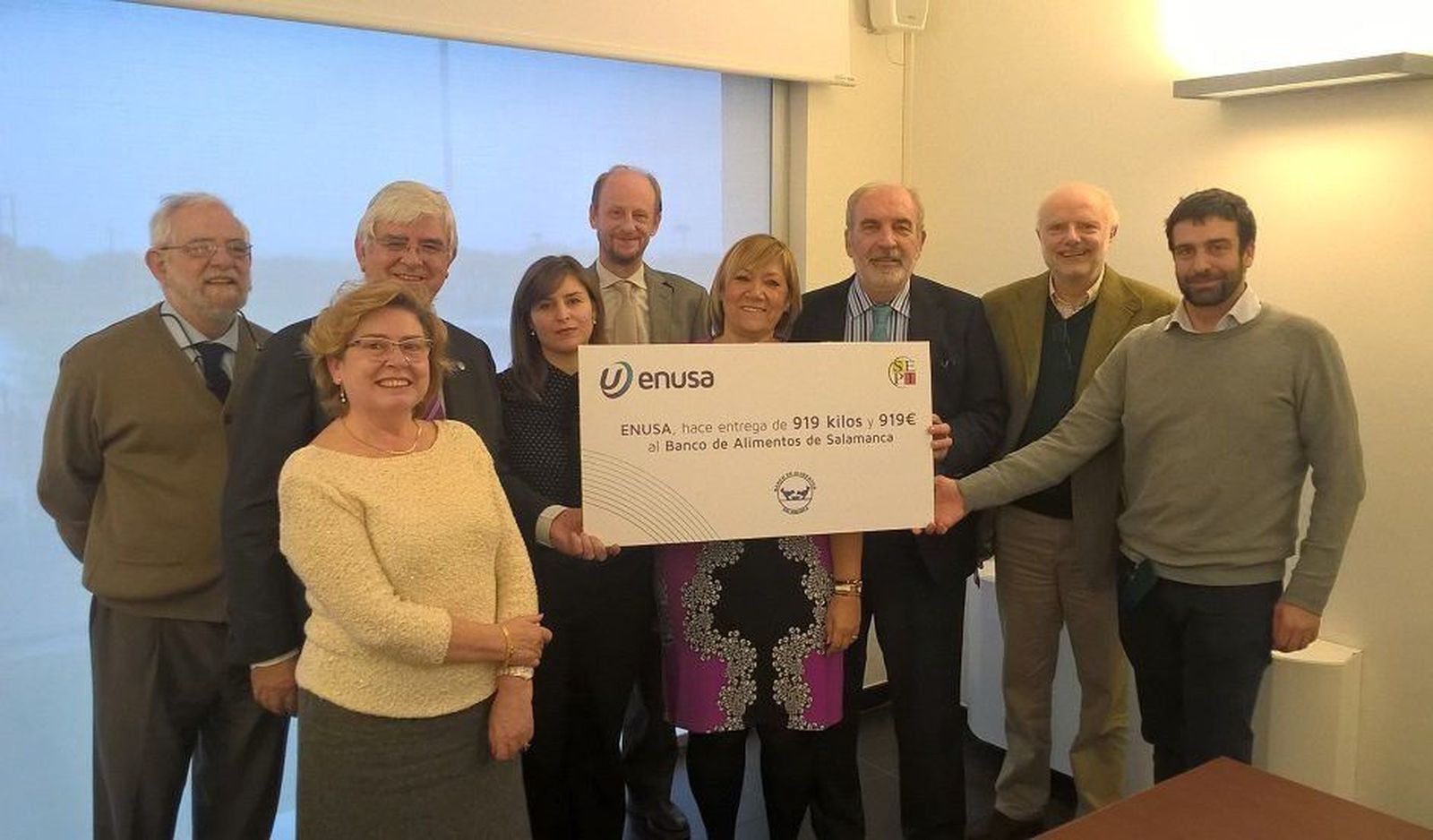 Enusa pone en marcha su plan de voluntariado y entrega un cheque al Banco de Alimentos de Salamanca