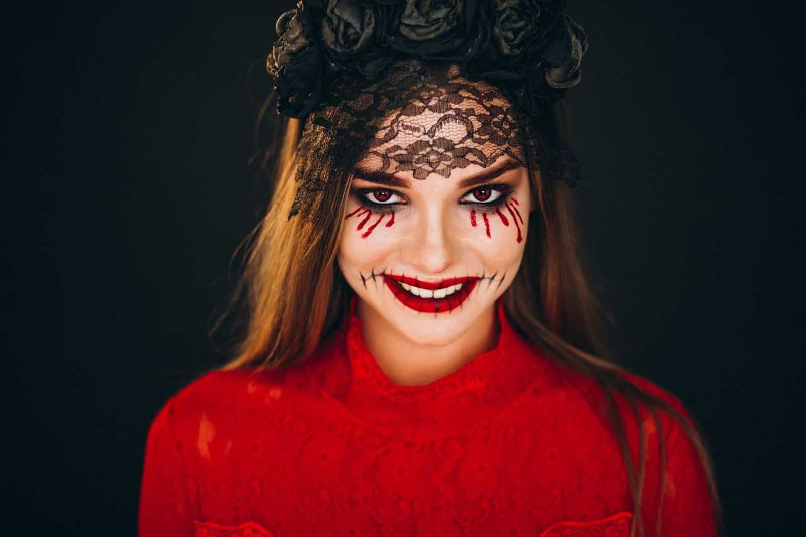 Imagen de una muejr disfraza de Halloween usando lentes de contacto de fantasía