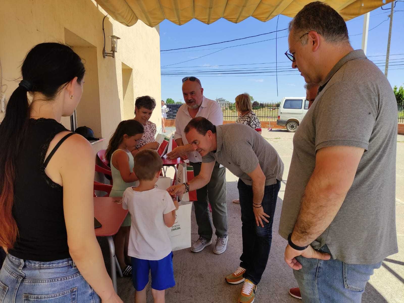 Entrega de material de la Diputación a los menores ucranianos en Villaralbo