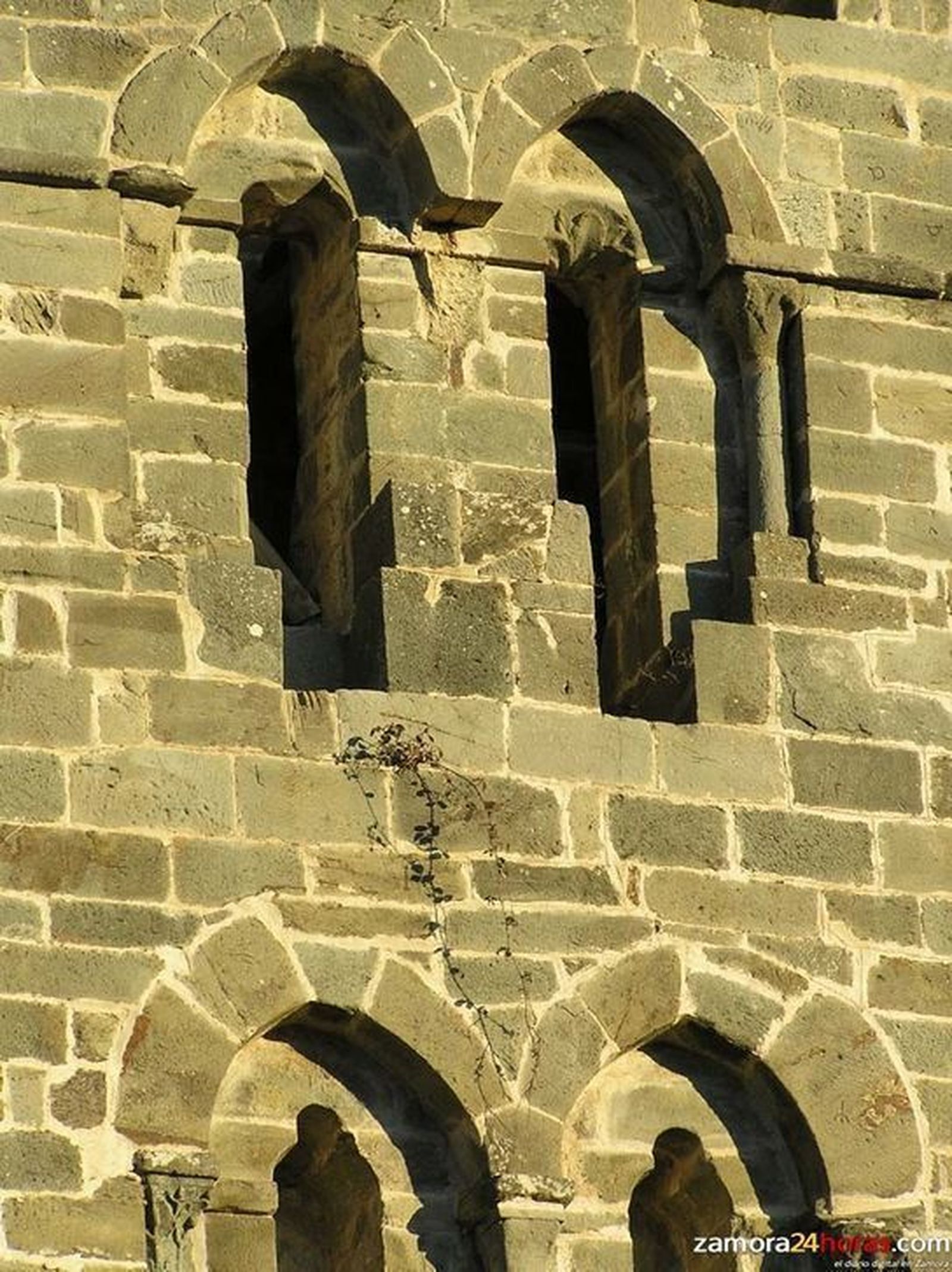 El estado de conservación de la iglesia de Mombuey, a debate en las Cortes de Castilla y León