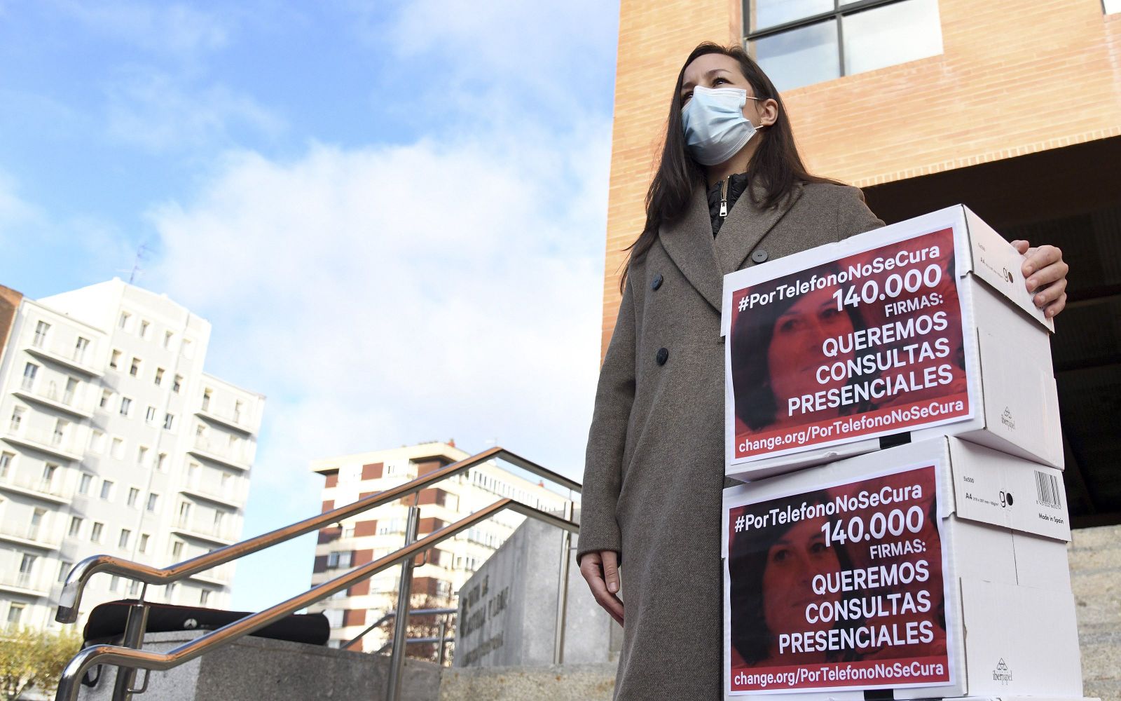 La hermana de una mujer fallecida por cáncer en Burgos, Lydia Sainz Maza, acompañada por su marido, entrega 140.000 firmas recogidas a través de la plataforma Change.org para pedir la vuelta de las