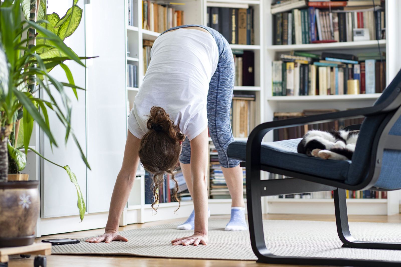 Una mujer realizando ejercicio físico en su casa